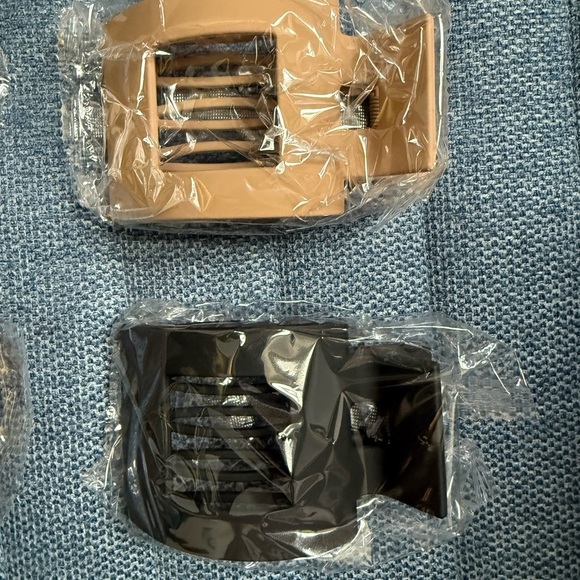 Set of Four Hair Clips in Assorted Colors - Picture 3 of 4